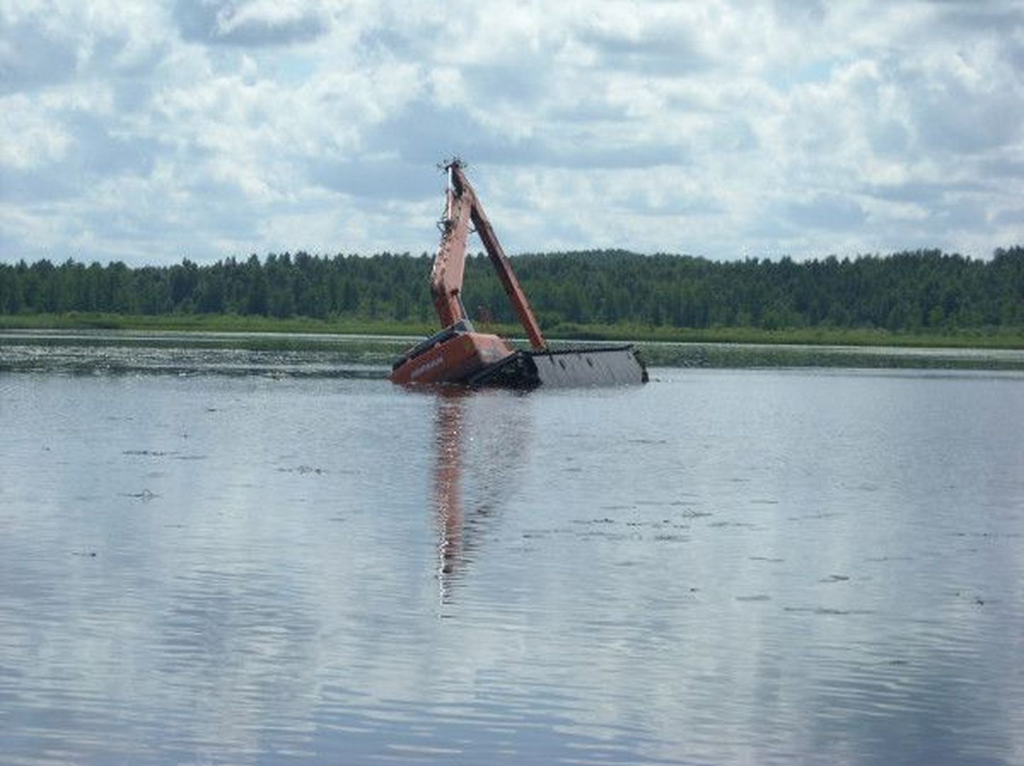 Экскаватор в озере. Фото иллюстративное.