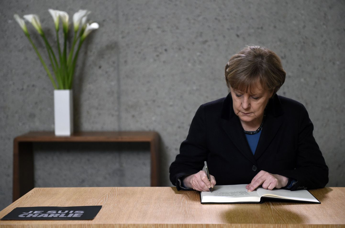 Saksa kantsler Angela Merkel teeb sissekande kaastunderaamatusse Prantsusmaa saatkonnas Berliinis.