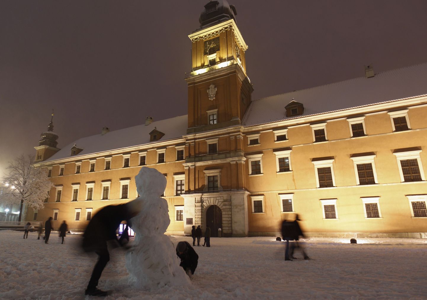 Inimesed ehitavad Varssavi kuningalossi ees lumememme ja seda pärast eilset tugevat lumesadu.