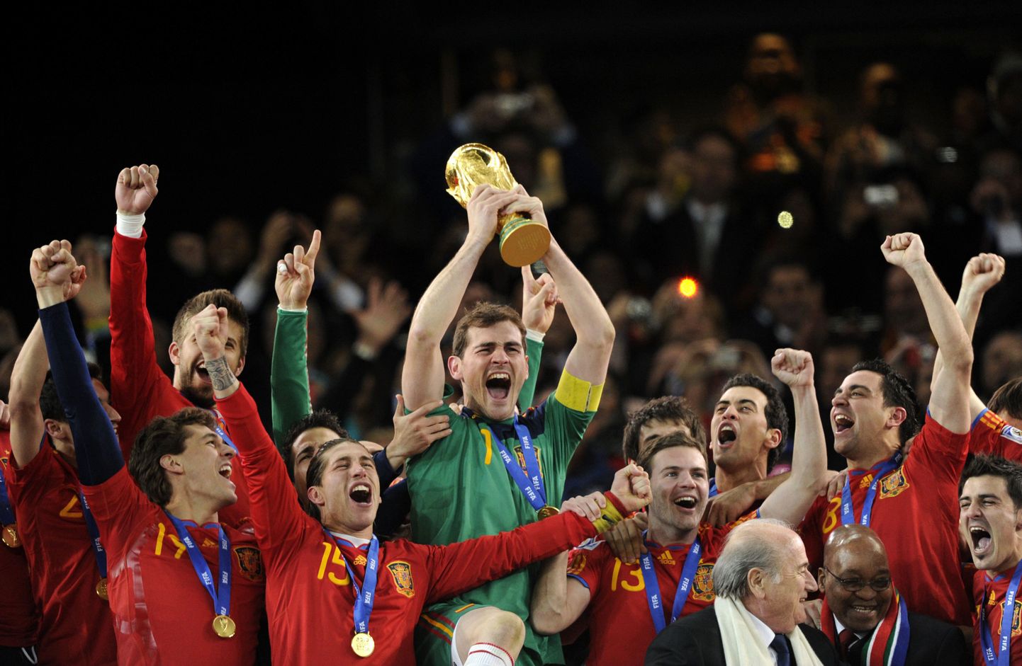 Новый чемпион мира — сборная Испании — на пьедестале почета. В центре — испанский голкипер Икер Касильяс держит главный футбольный приз планеты.