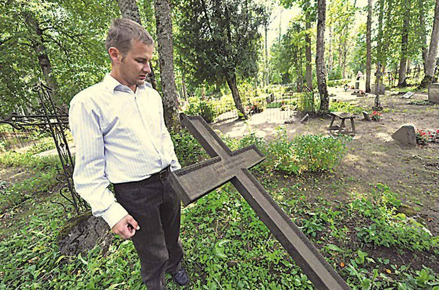 Специалист по окружающей среде волости Юуру Тынис Кундла осматривает разоренные могилы на Юуруском кладбище.