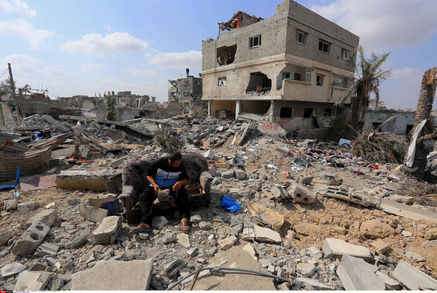 Gaza mees oma kodu ees, mille hävitas väidetavalt Iisraeli õhurünnak.