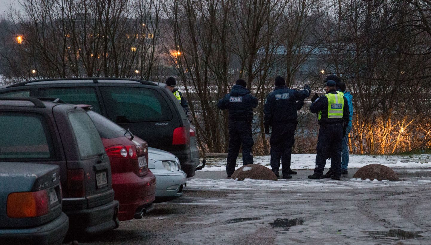 Pärnu jõe ääres toimuval politseioperatsioonil osaleb kümmekond ekipaaži.