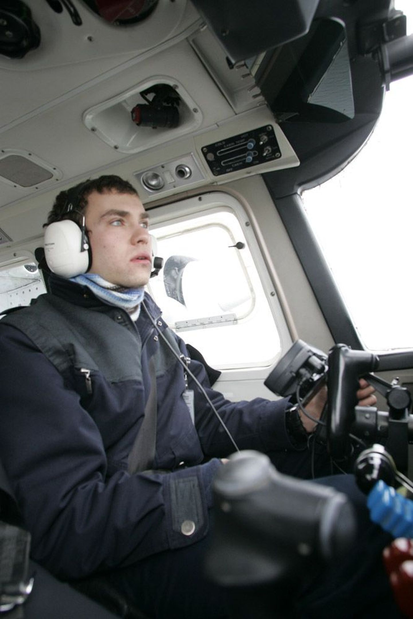 Praegu on ruhnlaste «elupäästjaks» piloot Karel Lõhmus ja tema tööandja Luftverkehr Friesland-Harle lennuk Britten-Norman Isander B-2, millega veetakse saarele nii kaupa kui reisijaid.