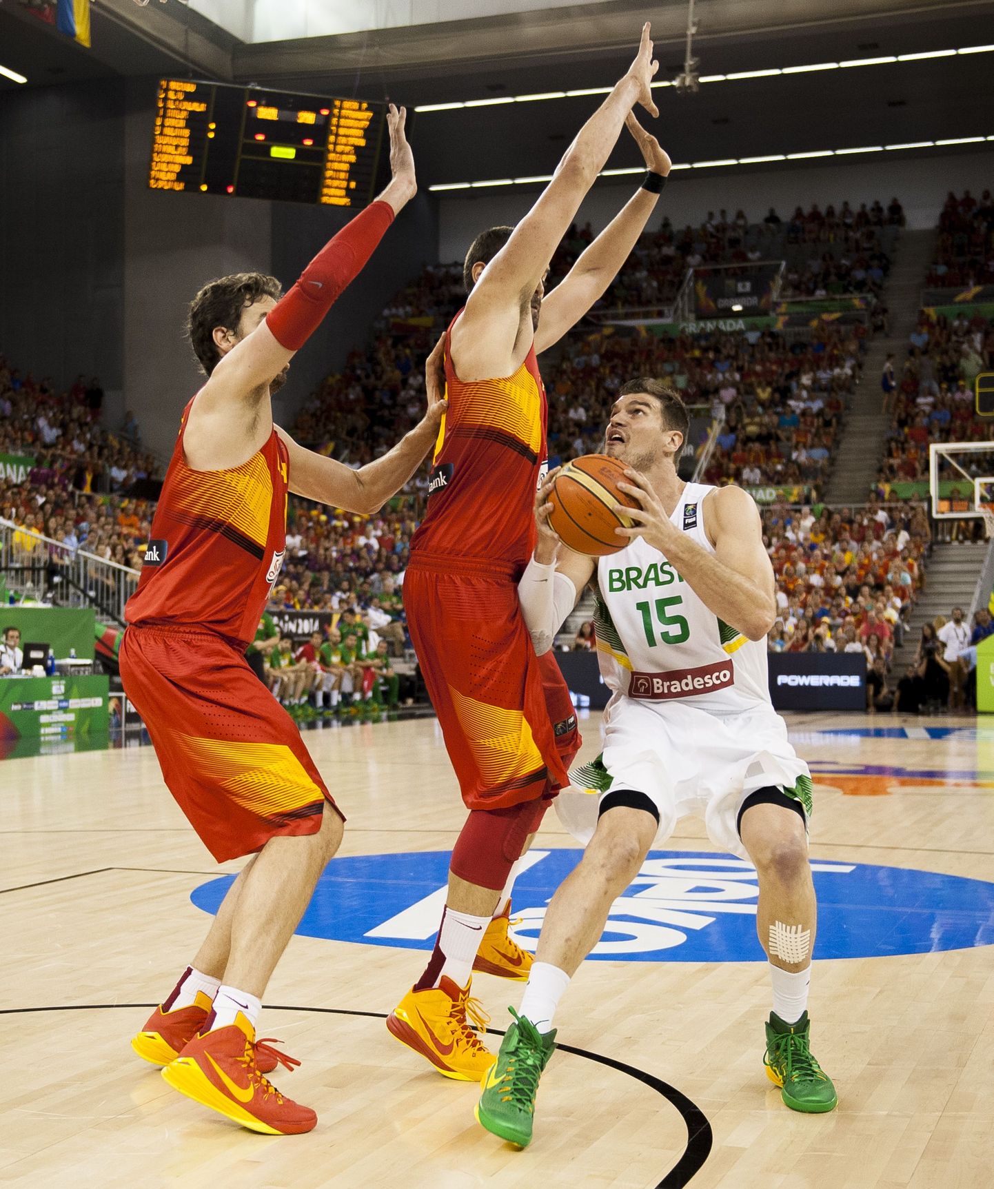 Hispaania koondise korvialused jõud Pau Gasol ja Marc Gasol ning Brasiilia koondise üks põhitegijaid Tiago Splitter pallivad kõik igapäevaselt NBAs.