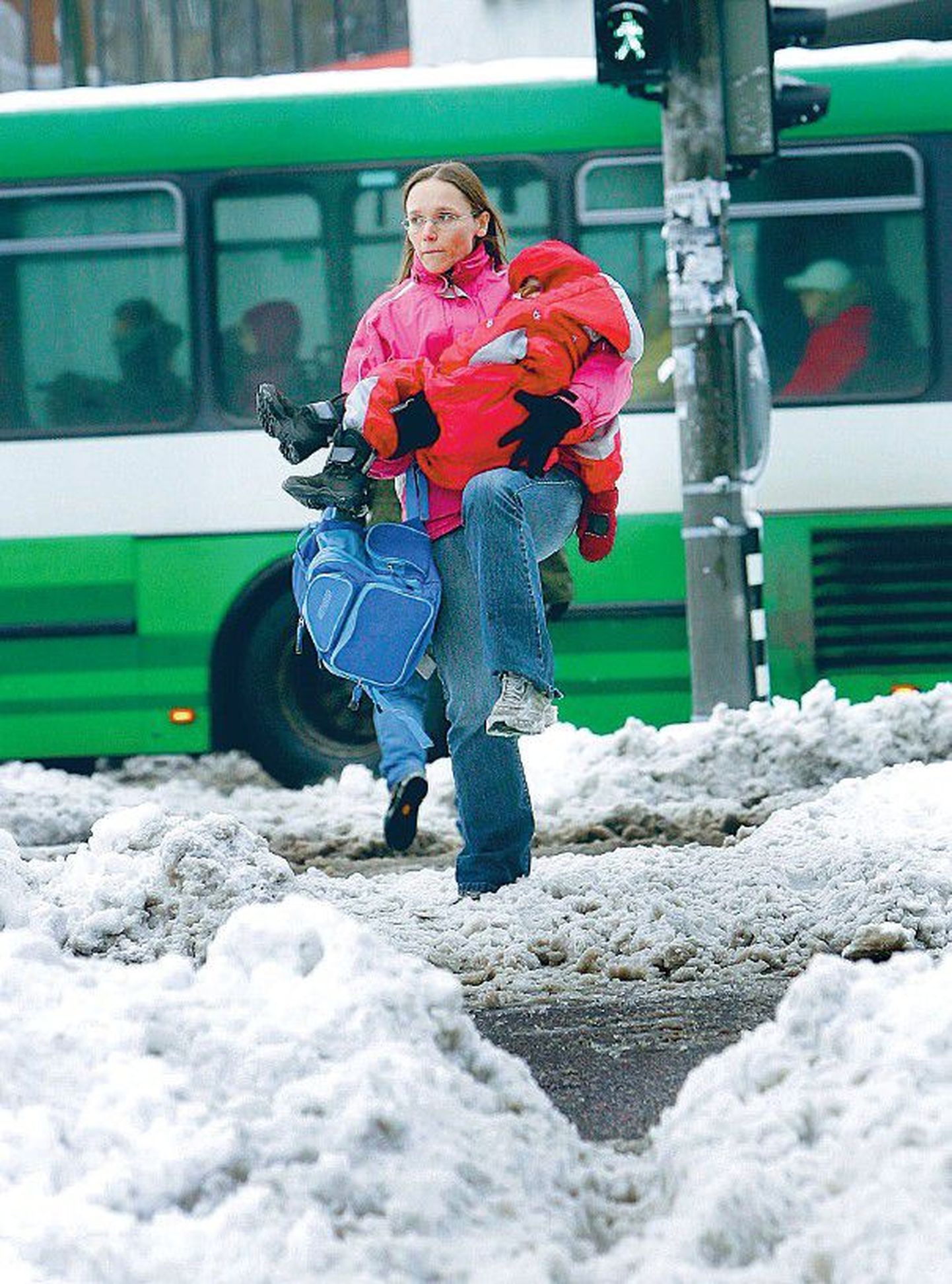 Kesklinna kõnniteedel pidid inimesed üle tänava pääsemiseks lumes sumpama.