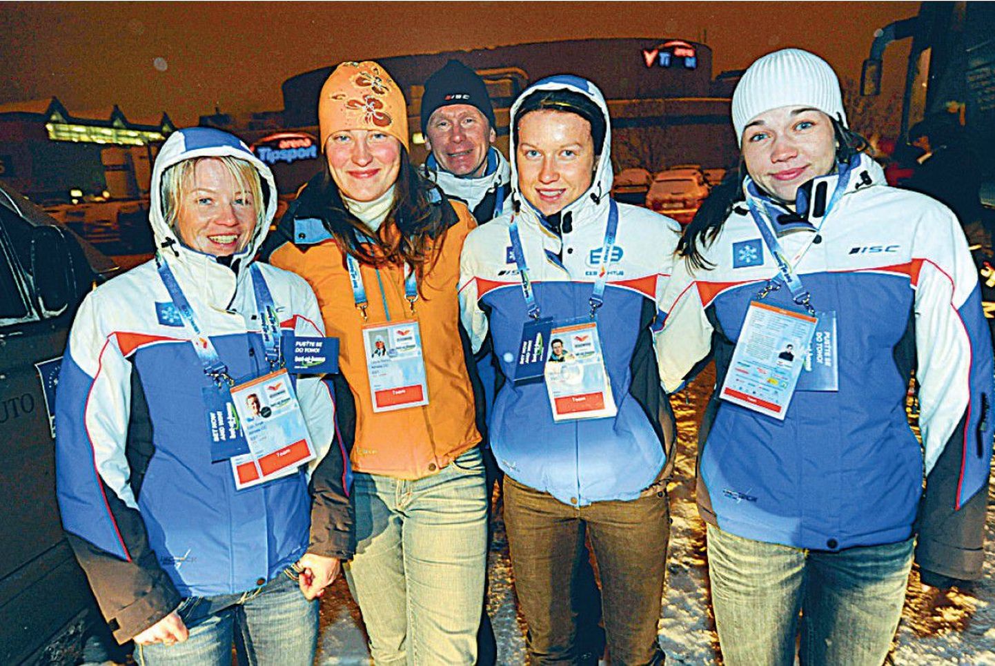 Tatjana Mannima, Laura Rohtla, Triin Ojaste ja Kaija Udras. Taustal seisab treener Kalmer Tramm.
