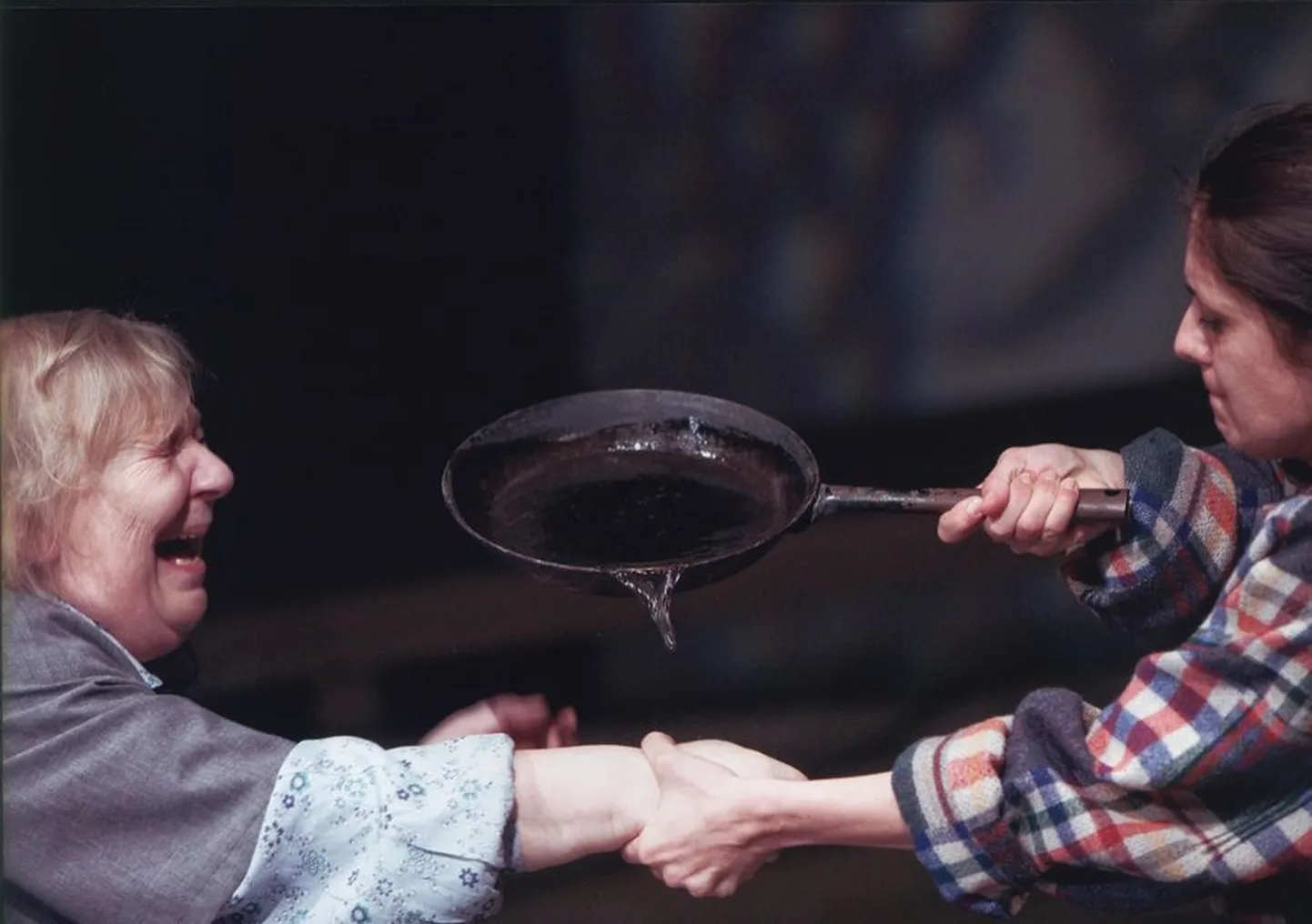 Vaimne vägivald viib füüsiliseni: Ines Aru (vasakul) ja Ülle Lichtfeldt säravad lavastuses «Leenane’i kaunitar».
