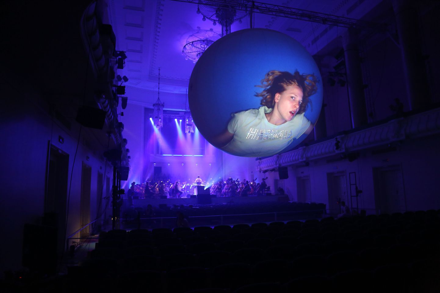 Одни из главных героев спектакля Театра NO99 – громадный сферический экран и симфонический оркестр.