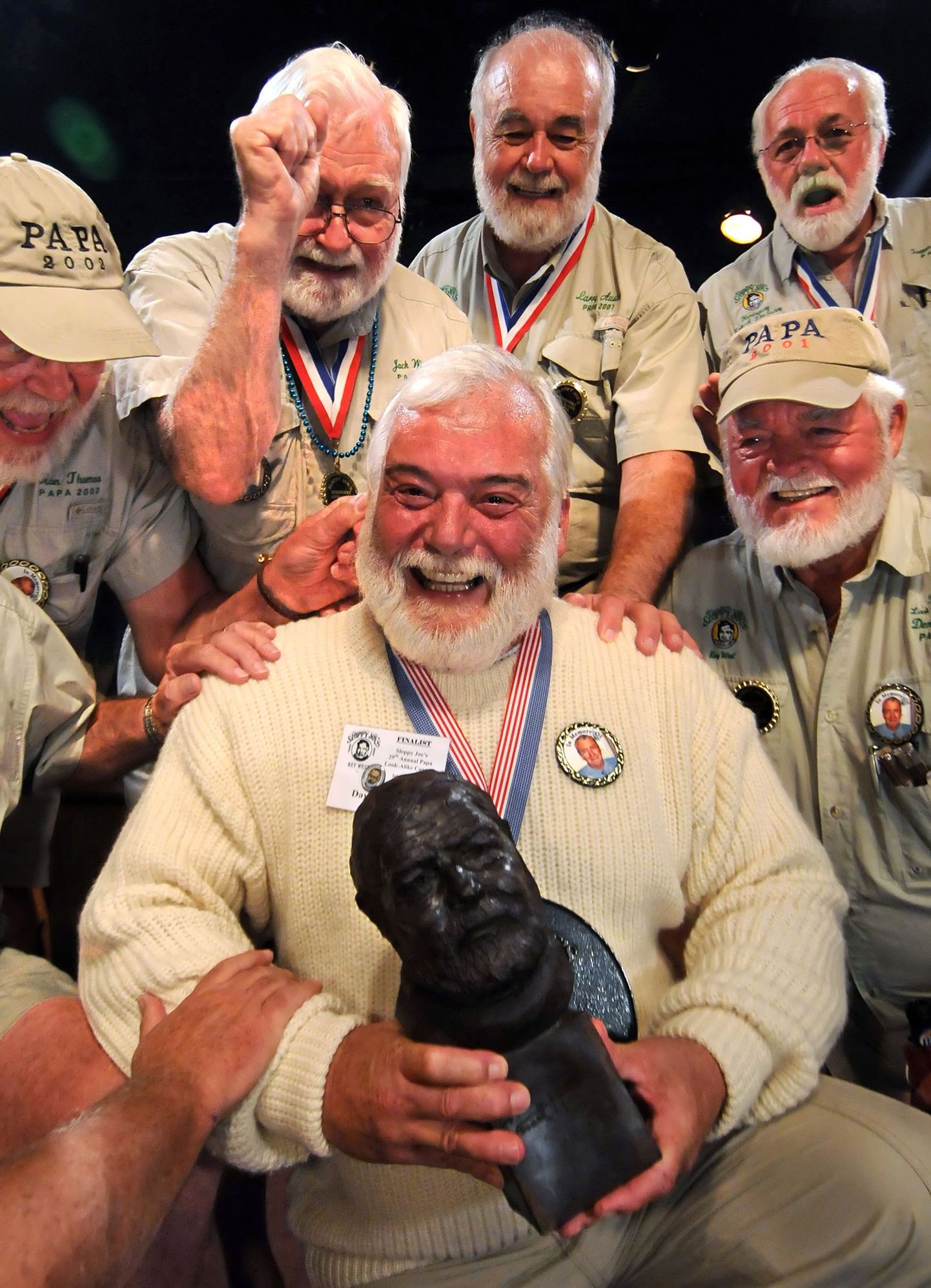 Kirjanik Ernest Hemingwayga sarnanejate võistluse võitnud David Douglas (keskel)