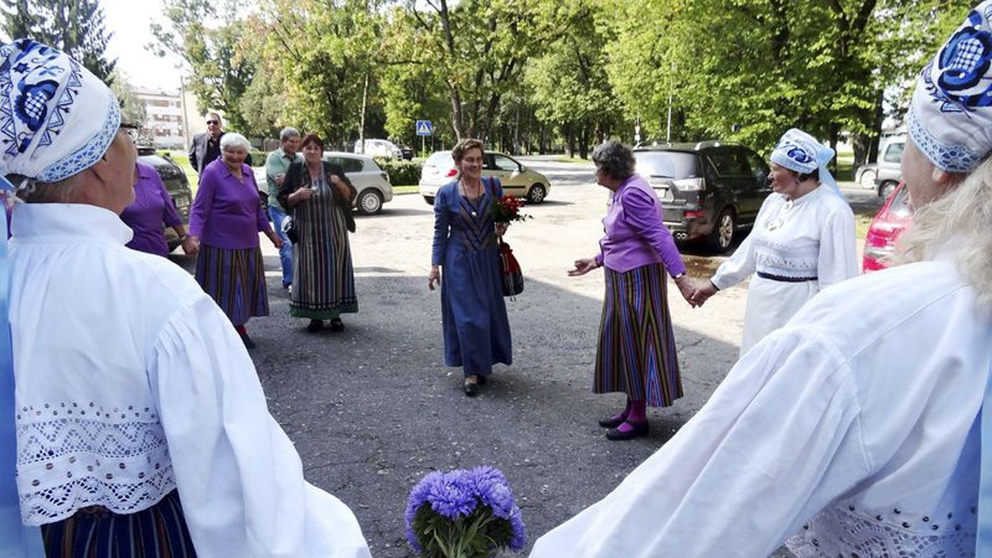 Maie Oravat (keskel) tervitavad Ilme Sein ja rahvatantsijad.