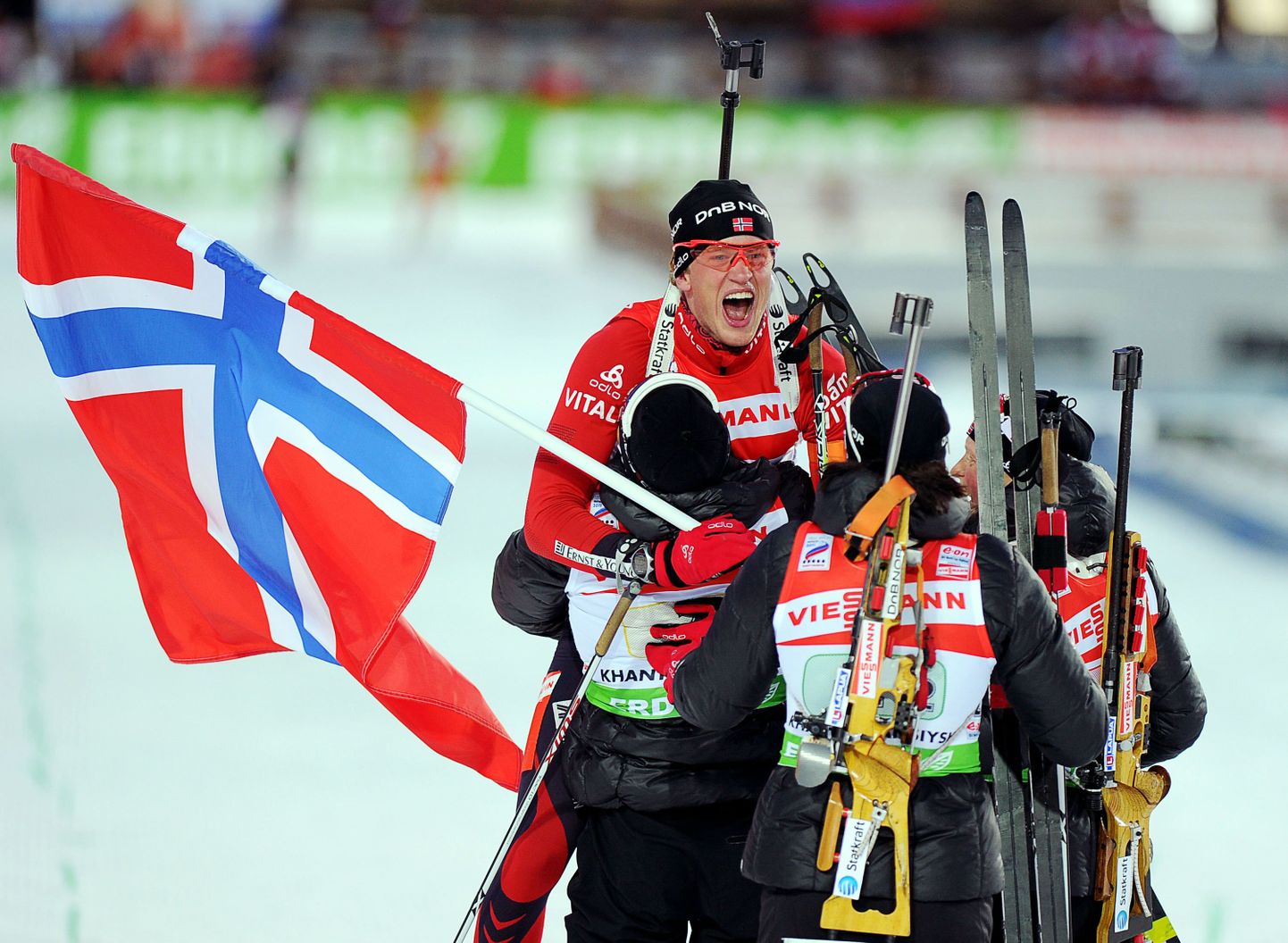 Ankrumees Tarjei Bø tõi Norra esimesena finišisse, kus teda tervitasid võistkonnakaaslased.