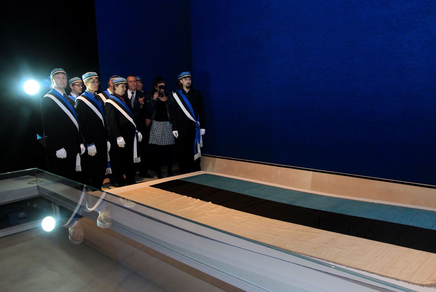 Esimene sini-must-valge trikoloor on hoiul Eesti Rahva Muuseumis.