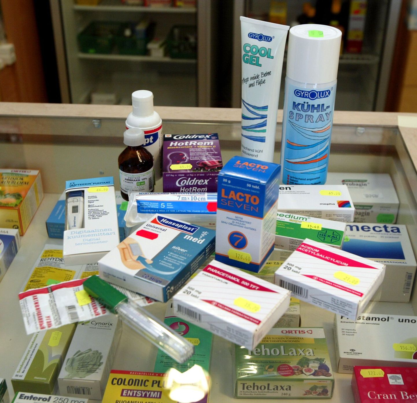 Лекарства в аптеке.