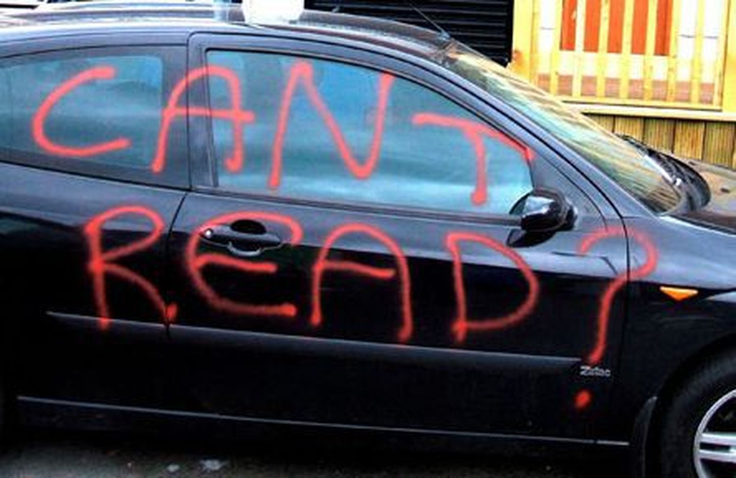 Valesse kohta pargitud auto sai grafiti