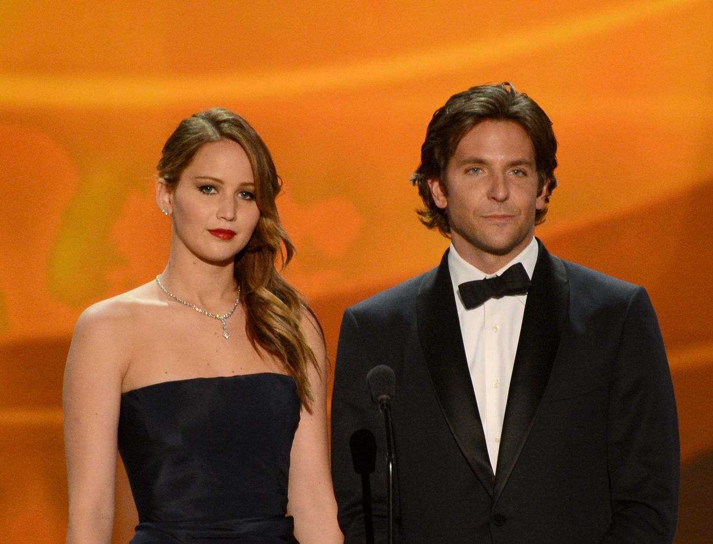 Bradley Cooper (paremal) koos näitlejanna Jennifer Lawrence'iga.