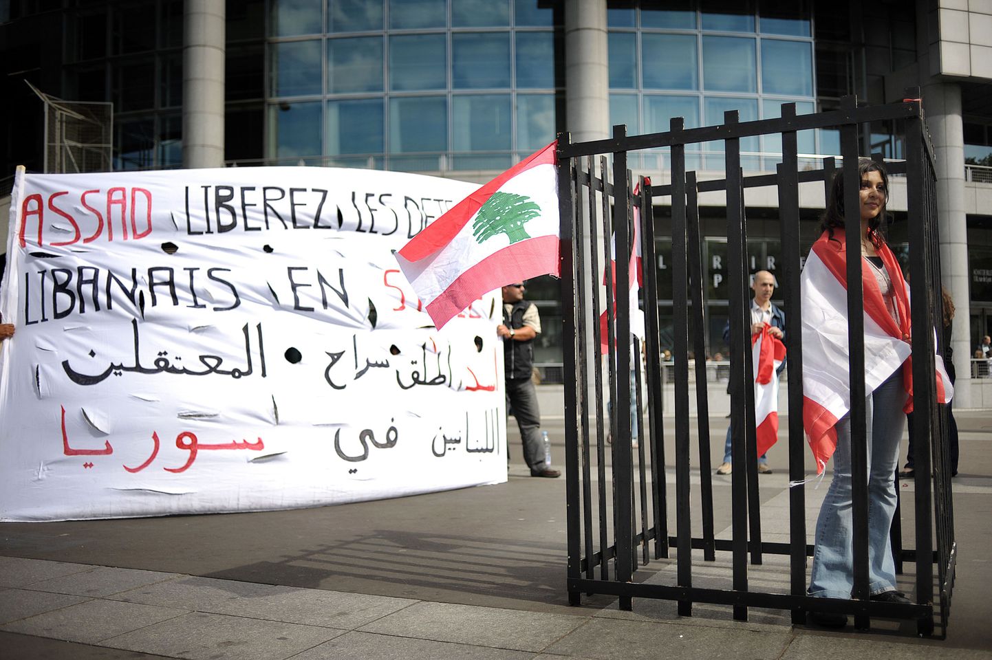 Süüria presidenti ootavad Pariisis meeleavaldajad, kes nõuavad vangistatud liibanonlaste vabastamist.