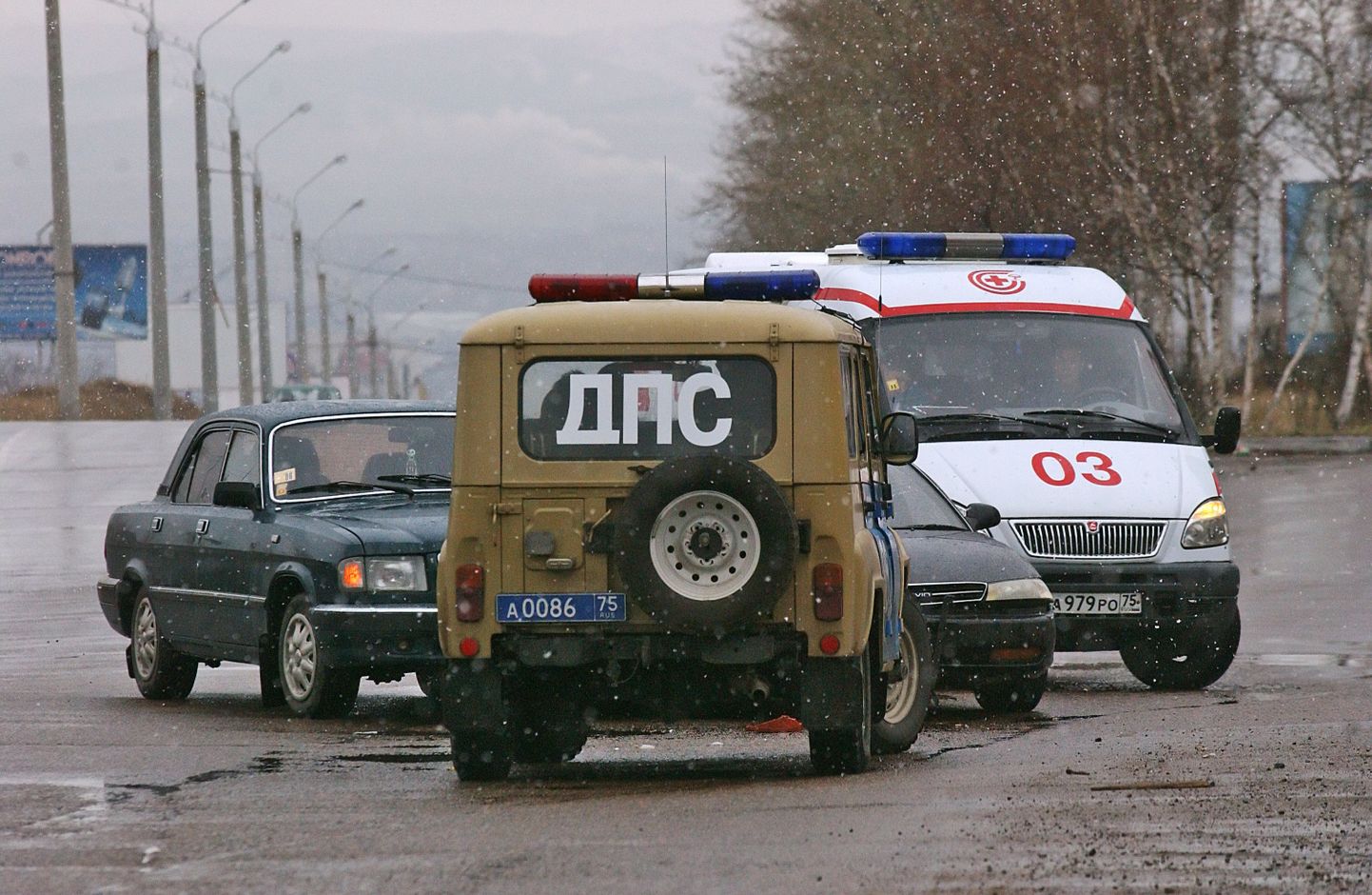 Vene kiirabi ja liiklusmiilits avariipaigal.