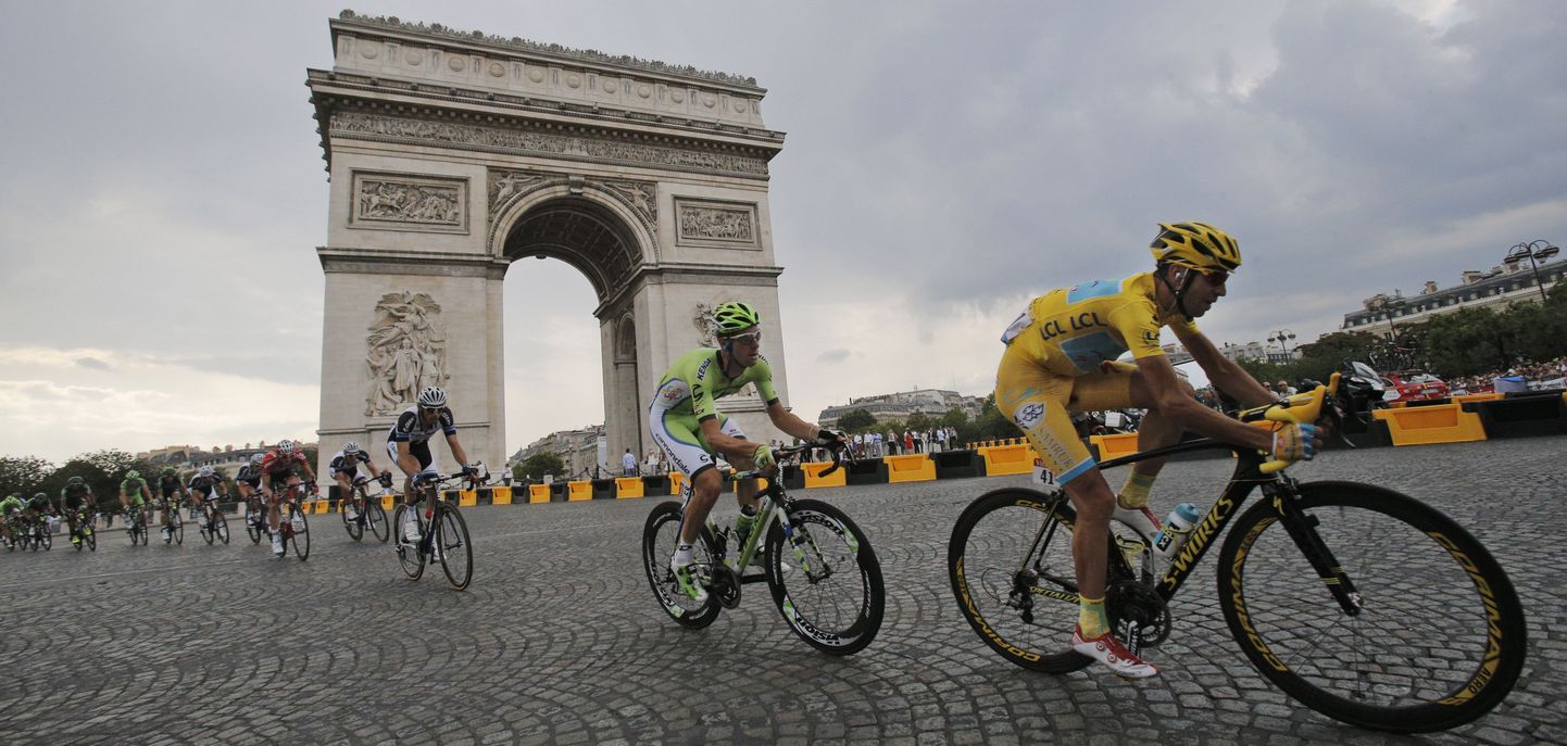 Tour de France'i 2014. aasta võitja Vincenzo Nibali (paremal) tuuri viimasel etapil Pariisi Triumfikaare juures.
