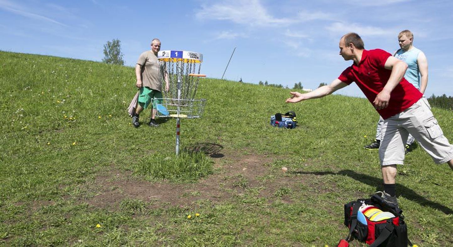 Eile päratlõunal mängisid Huntaugul disc-golfi Pärnust pärit noored. Vaata ka Sakala digilehes olevat videot selle mängu kohta.