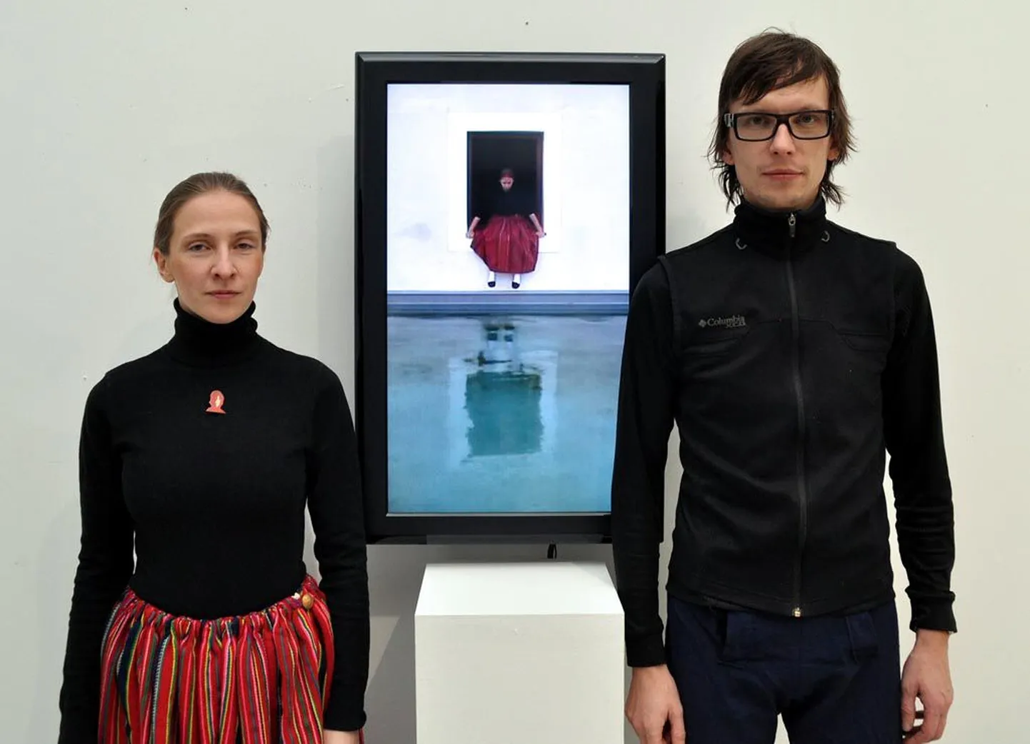 Kunstnikud Silja Saarepuu ja Villu Plink edastavad lühikeste videofilmide kaudu mõistulugusid eestlase tööst ja toimetustest, olles ise ka peategelased.