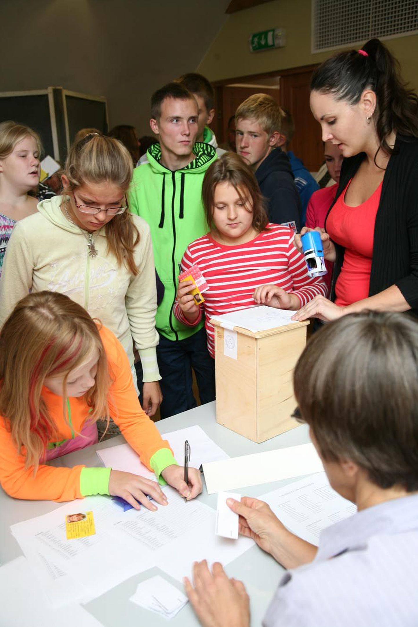 Järva-Jaani gümnaasiumis korraldati eile valla volikogu valimiste simulatsioonimängu. Terve koolipere sai kuue moodustatud valimisliidu kandidaatide seast hääletada endale enim meeldinu poolt.