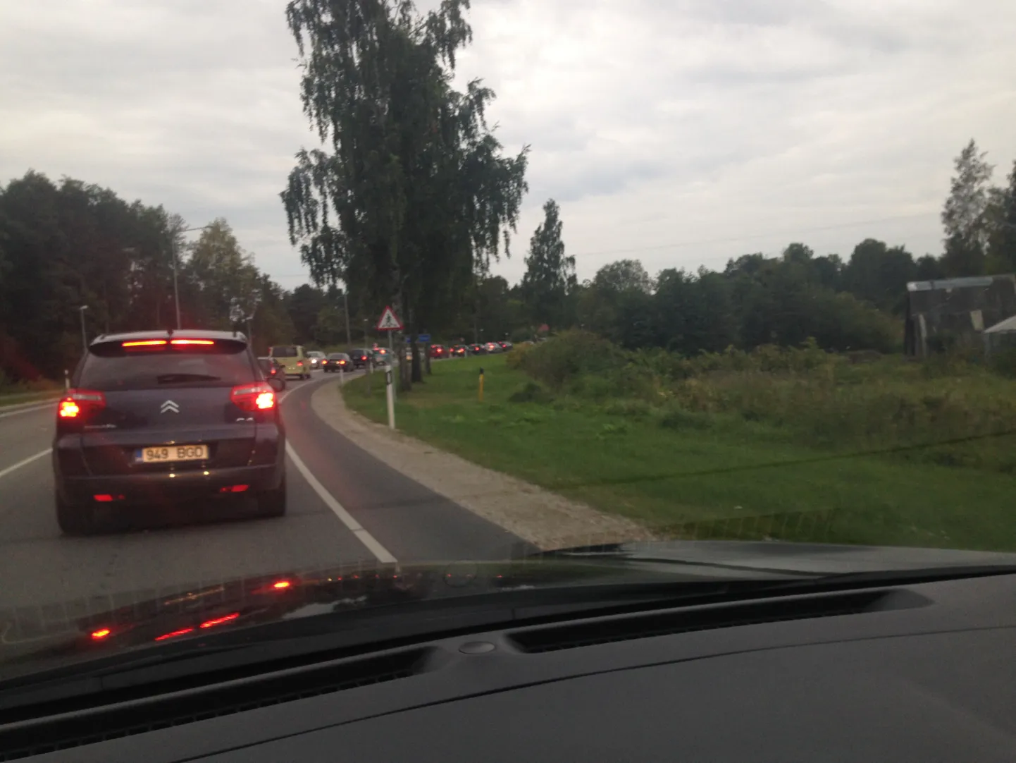Politsei hommikune puhumisreid Pärnu linna piiril tekitas väikese ummiku, kus tuli oodata umbes viis minutit.