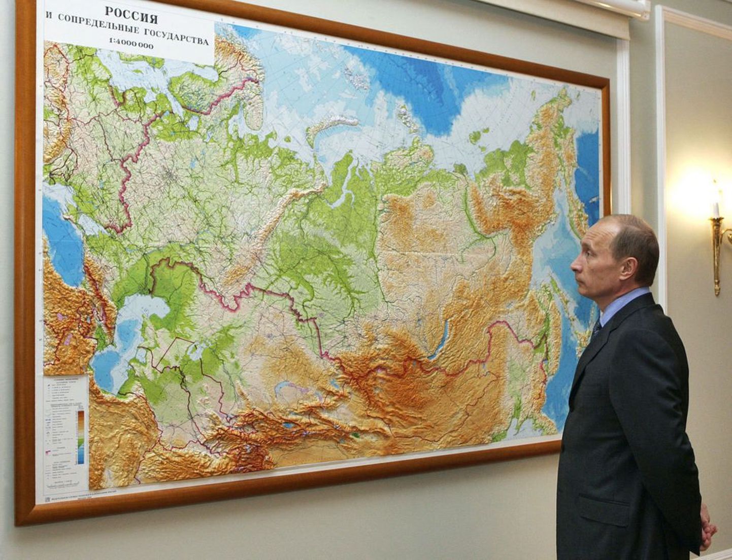 Venemaa geograafilist kaarti uurib peaminister Vladimir Putin. Riik soovib saada WTO liikmeks.  .