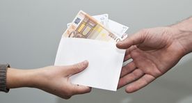 Исследование: 3% пациентов давали взятки, чтобы попасть к врачу