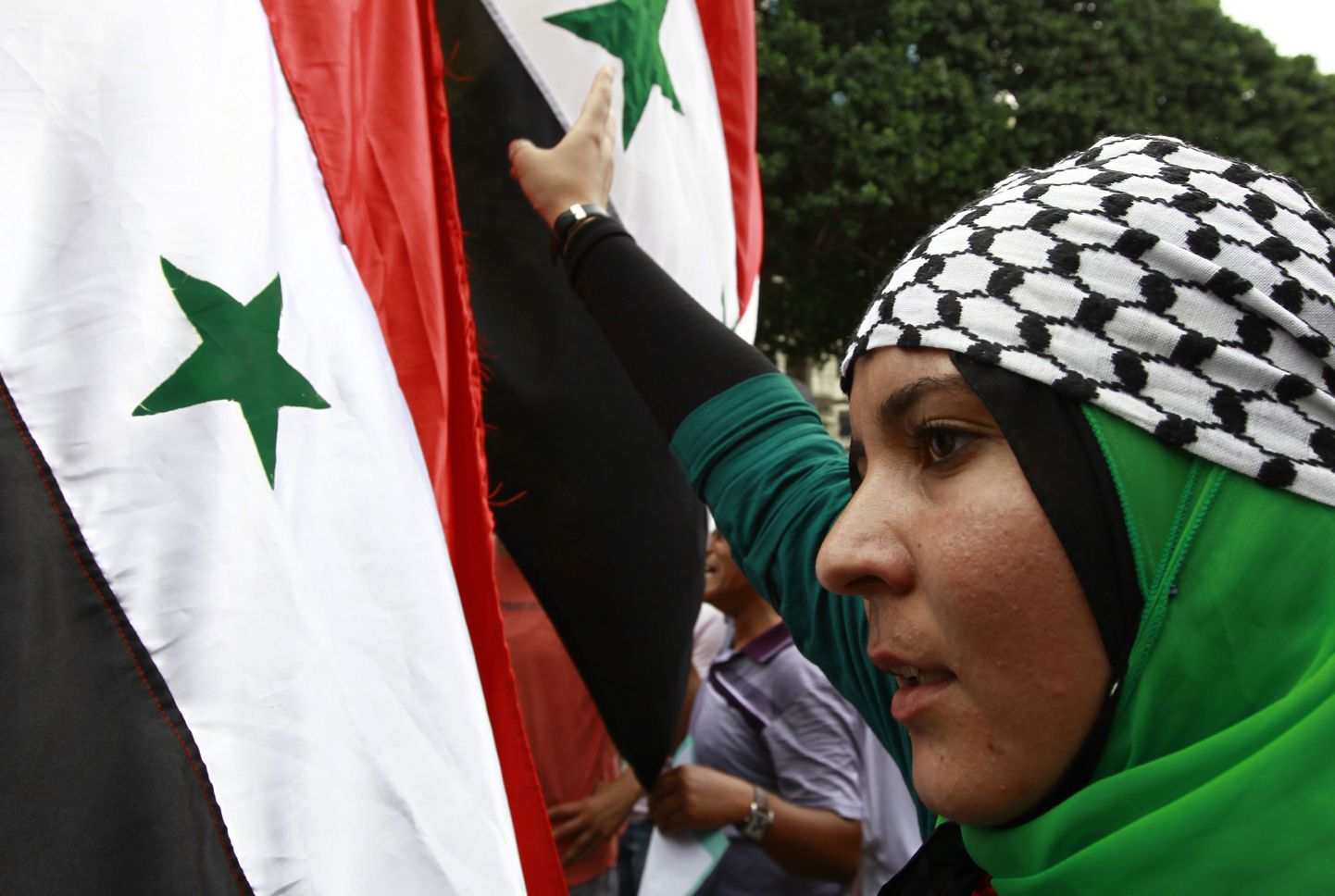 Süüria ründamise vastu protestiv naine Tuneesia pealinnas.