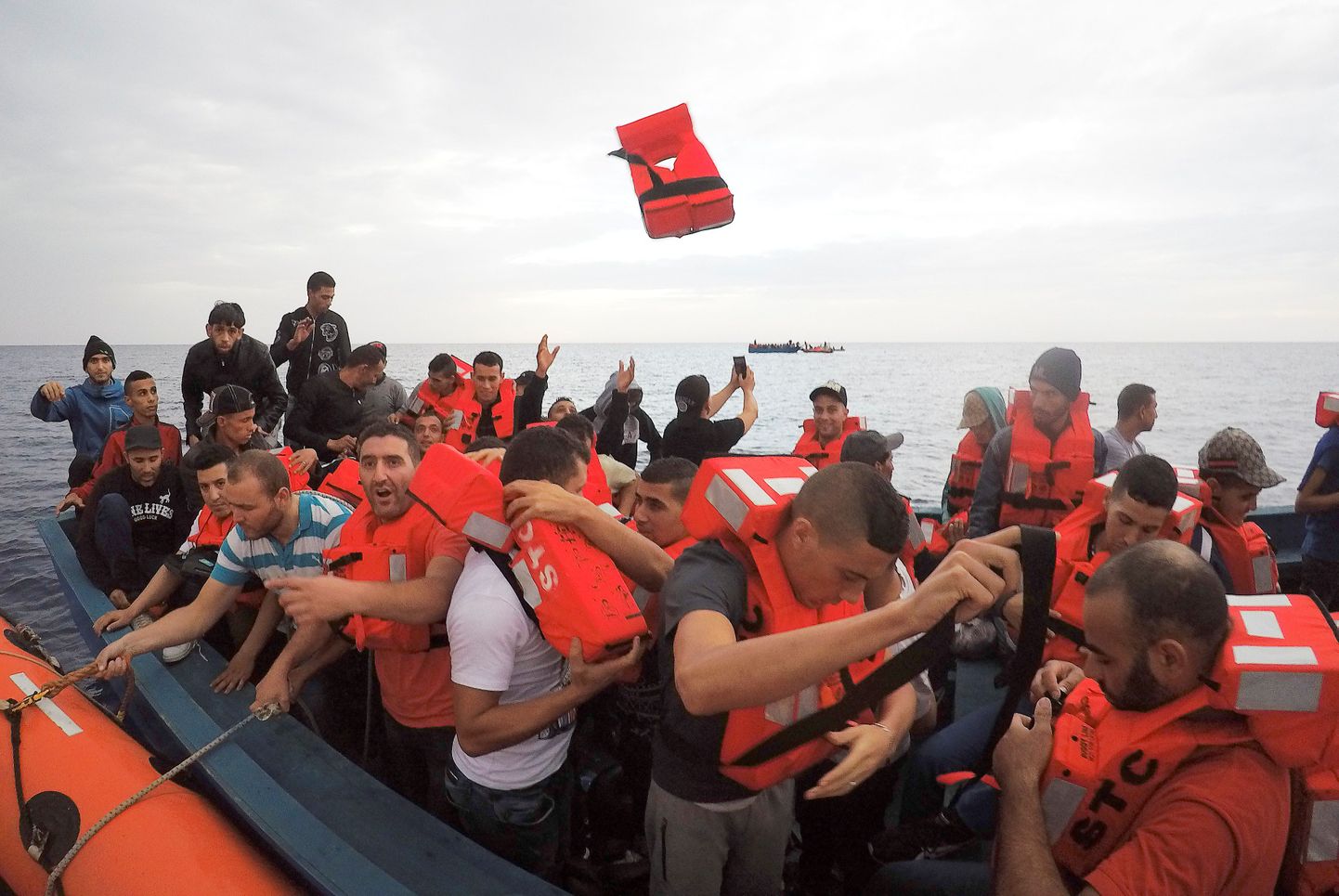 Liibüa ranniku lähedal Vahemerelt 18. juunil päästetud migrandid.