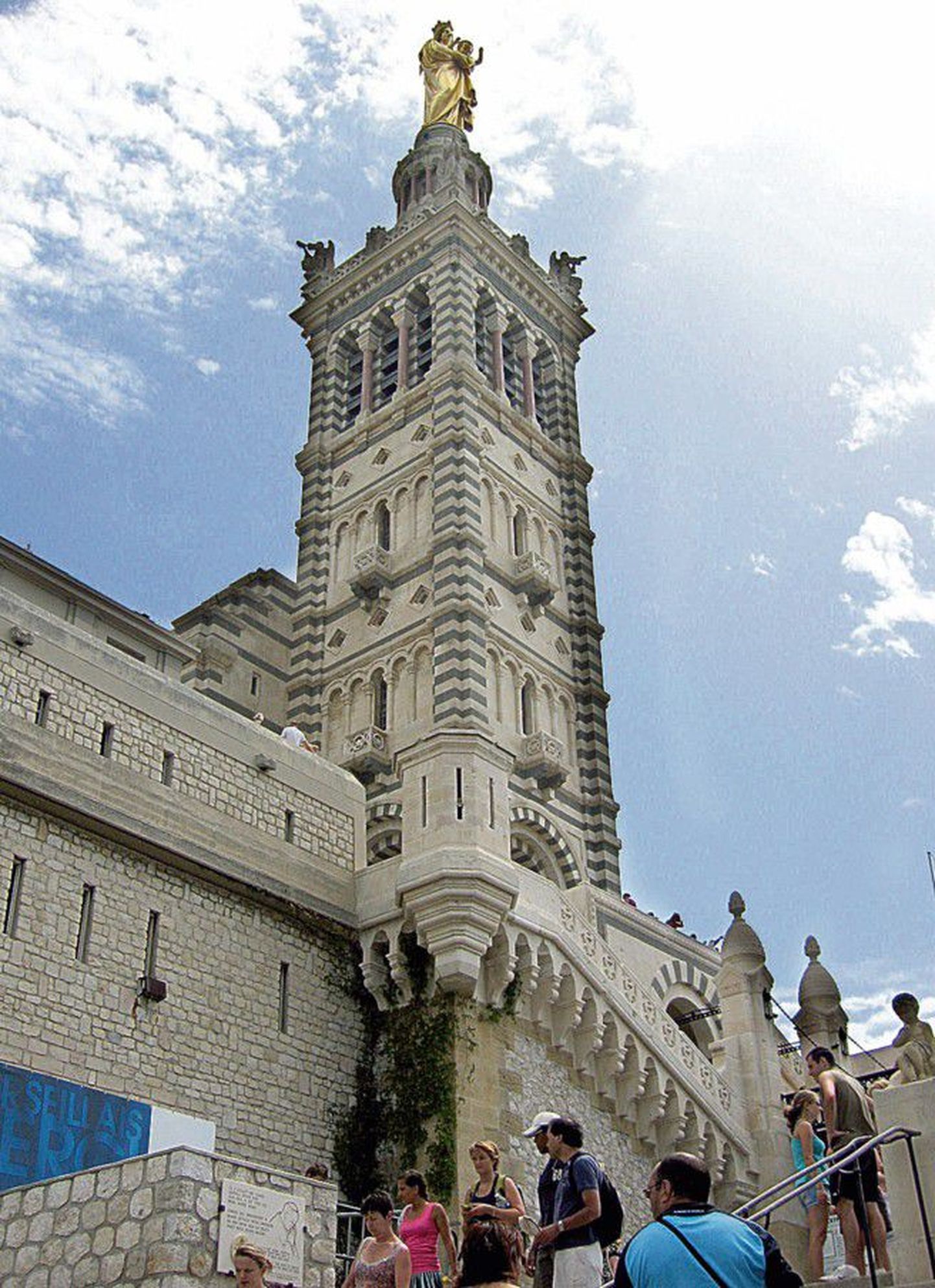 Troonib linna kohal: katedraalist Notre-Dame de la Garde avaneb linnale hunnitu vaade.