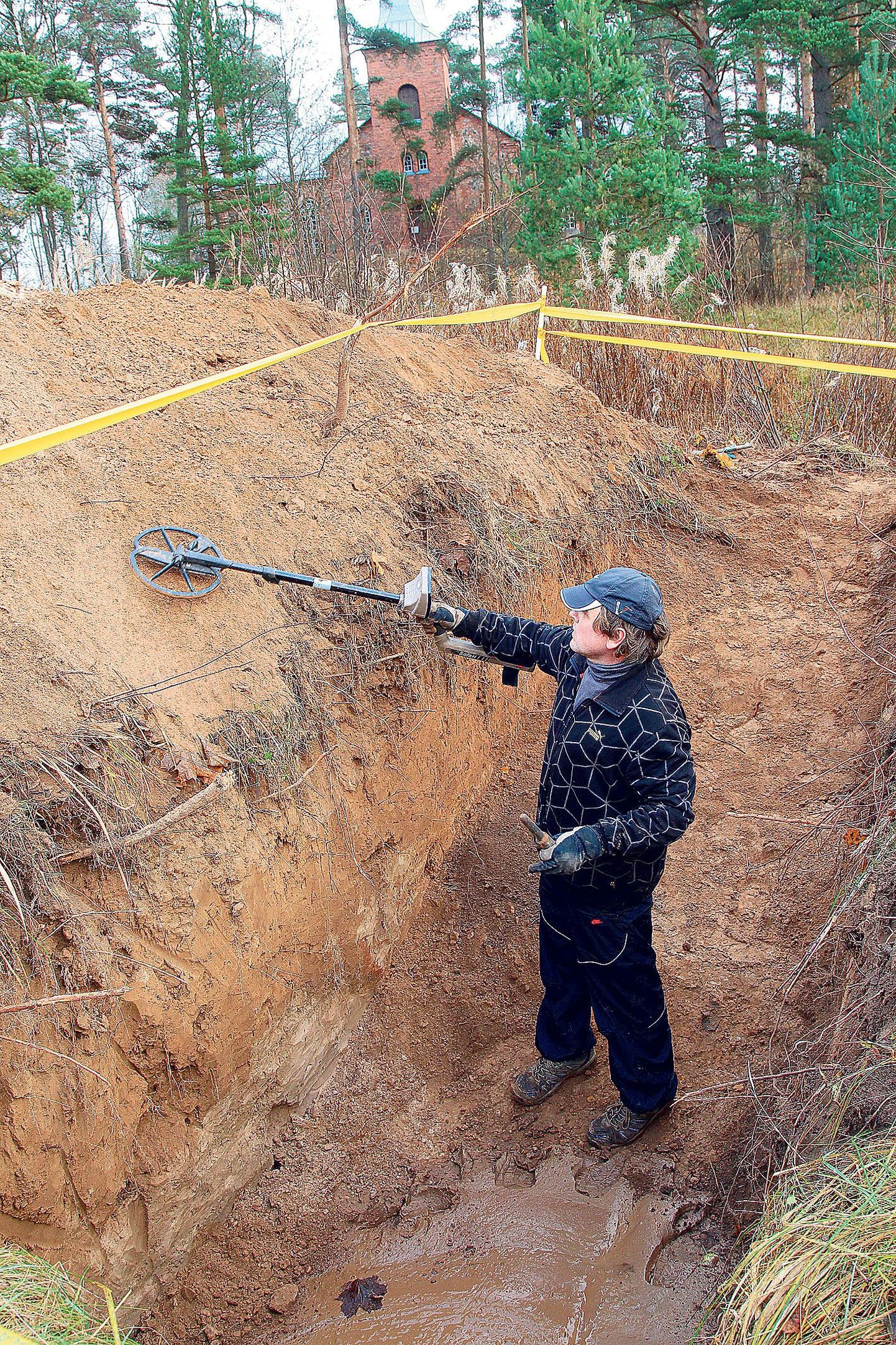 Arheolooge abistanud Veikko Vulf liivahunnikusse sattunud hauapanuseid otsimas.