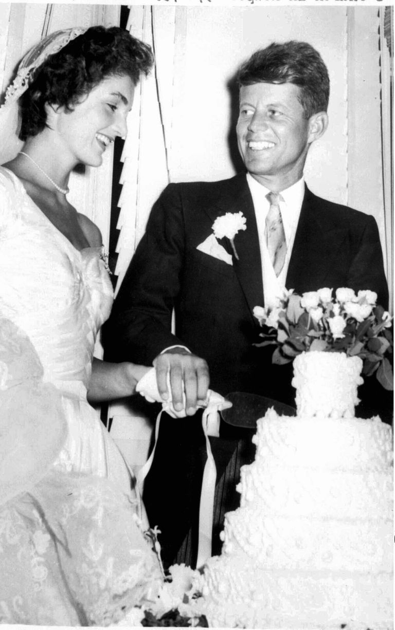 John Kennedy ja ta naine Jaqueline oma pulmapäeval