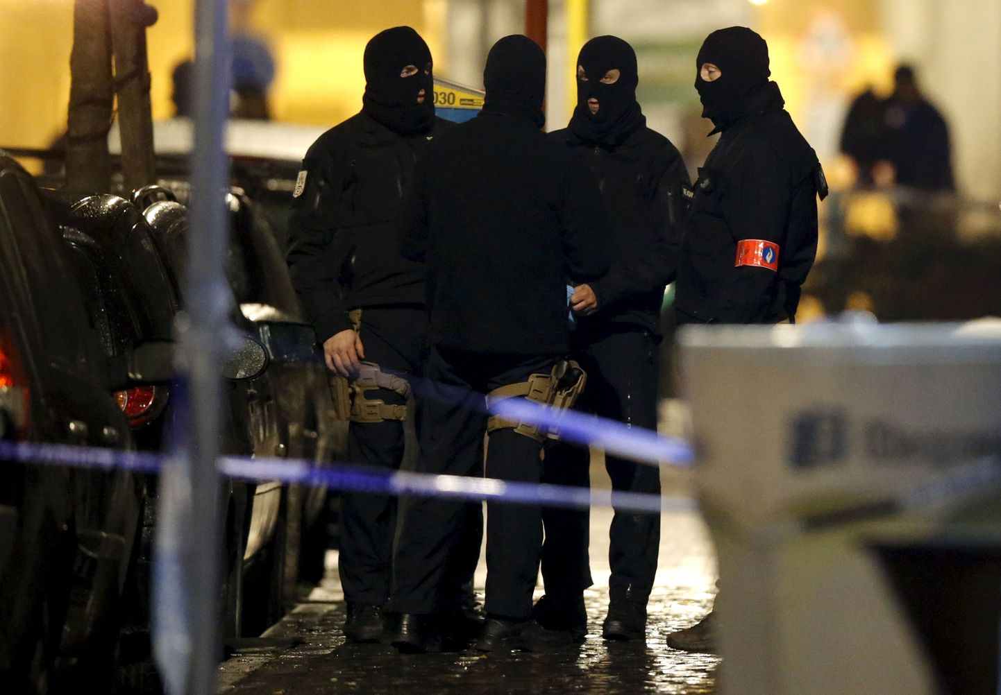 Maskides Belgia politsei eriüksused Brüsselis Schaerbeeki linnaosas toimuval reidil terroristide tabamiseks.