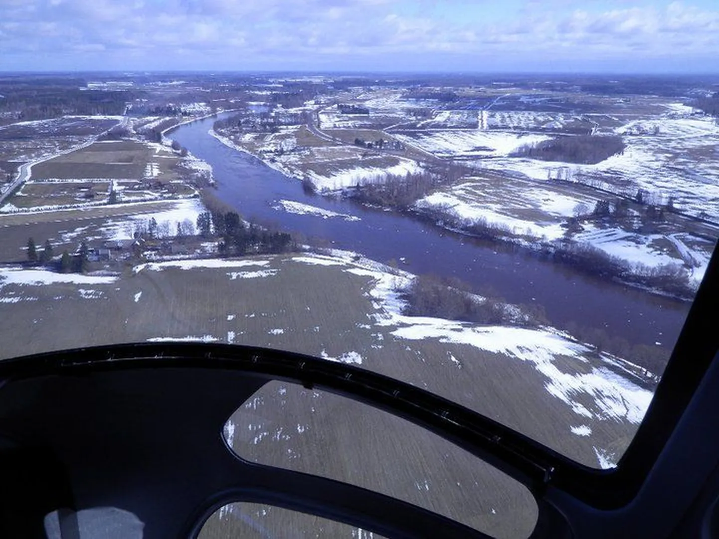 Päästeameti vaatluslend Pärnu ja Reiu jõe kohal 9. aprillil.