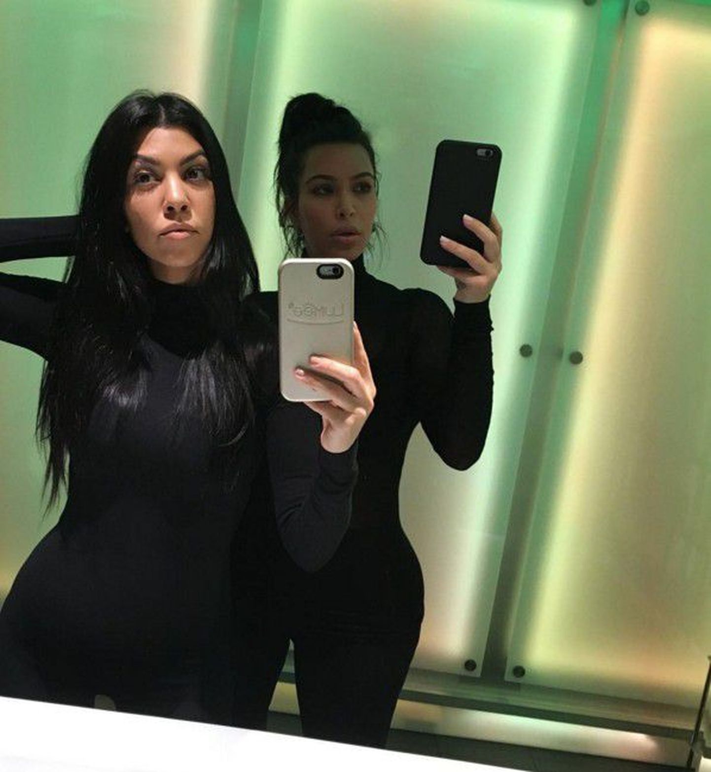 Kourtney Kardashian ja Kim Kardashian