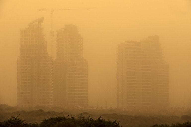 Метеорологи полагают, что после дождей во второй половине дня 5 ноября пыль постепенно осядет и уровень загрязнения воздуха понизится.  AFP/Scanpix