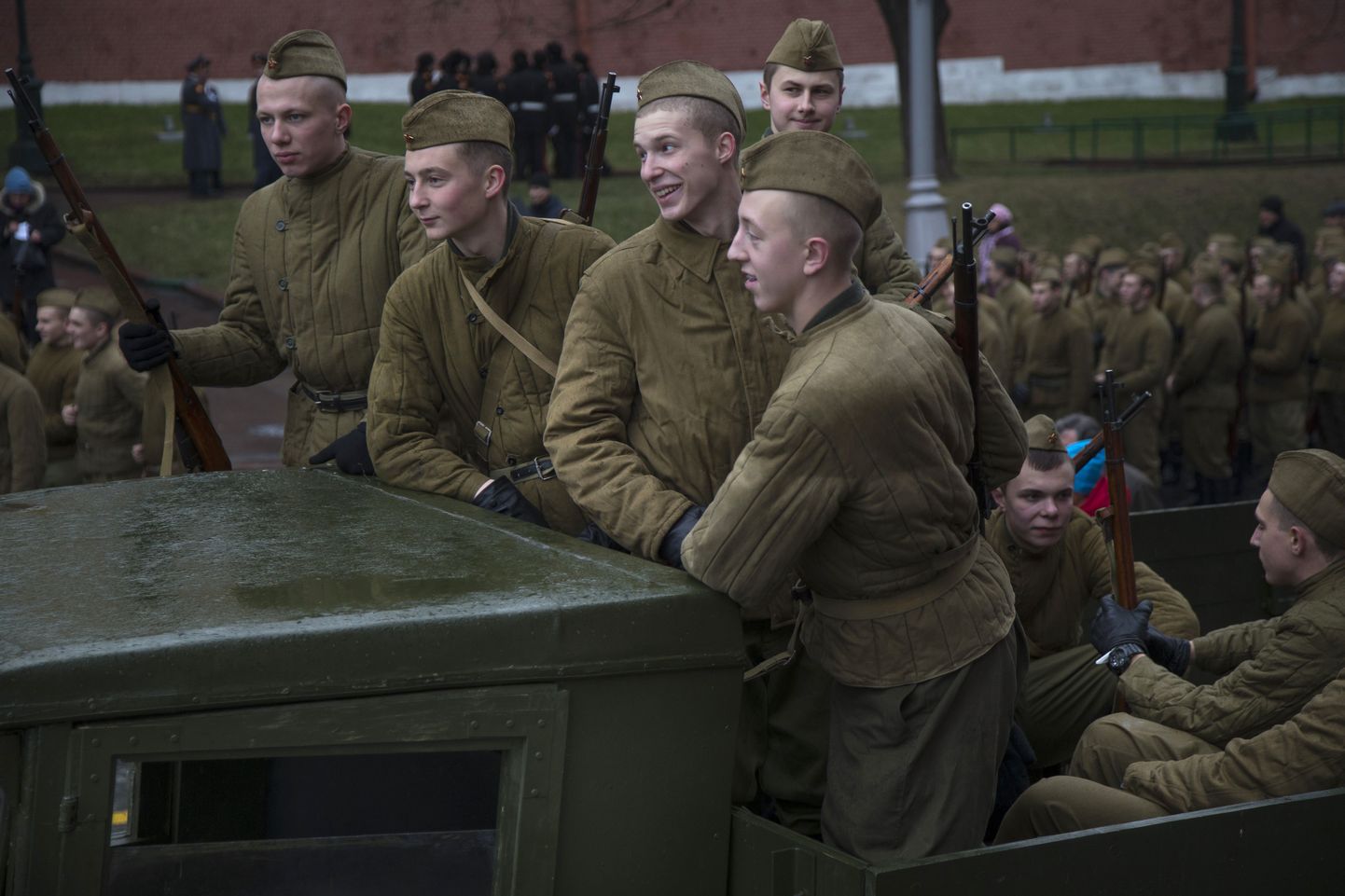 Vene sõdurid marsivad täna Moskvas ajaloolistes Teise maailmasõja vormides.