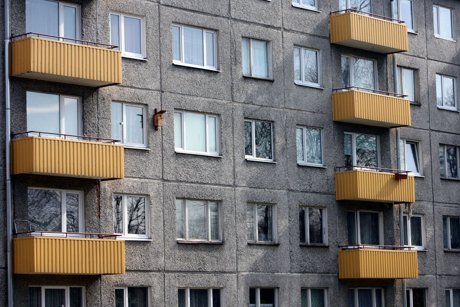 Катюша светит промежностью на балконе многоэтажки