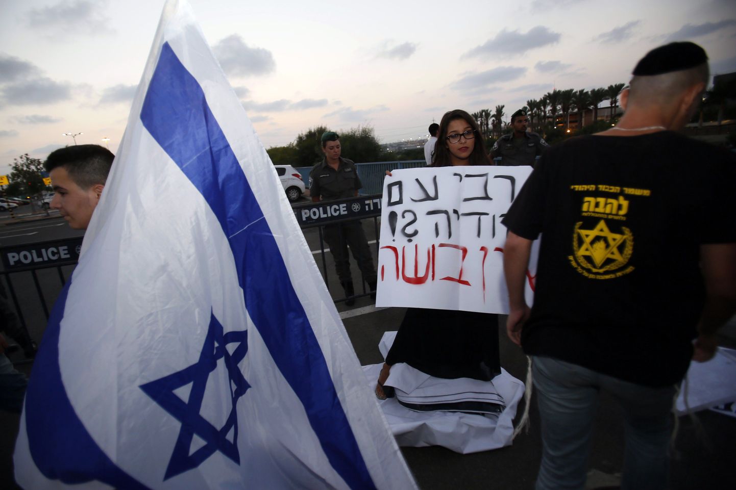 Paremäärmusliku Lehava toetajad Iisraeli lipu juures.