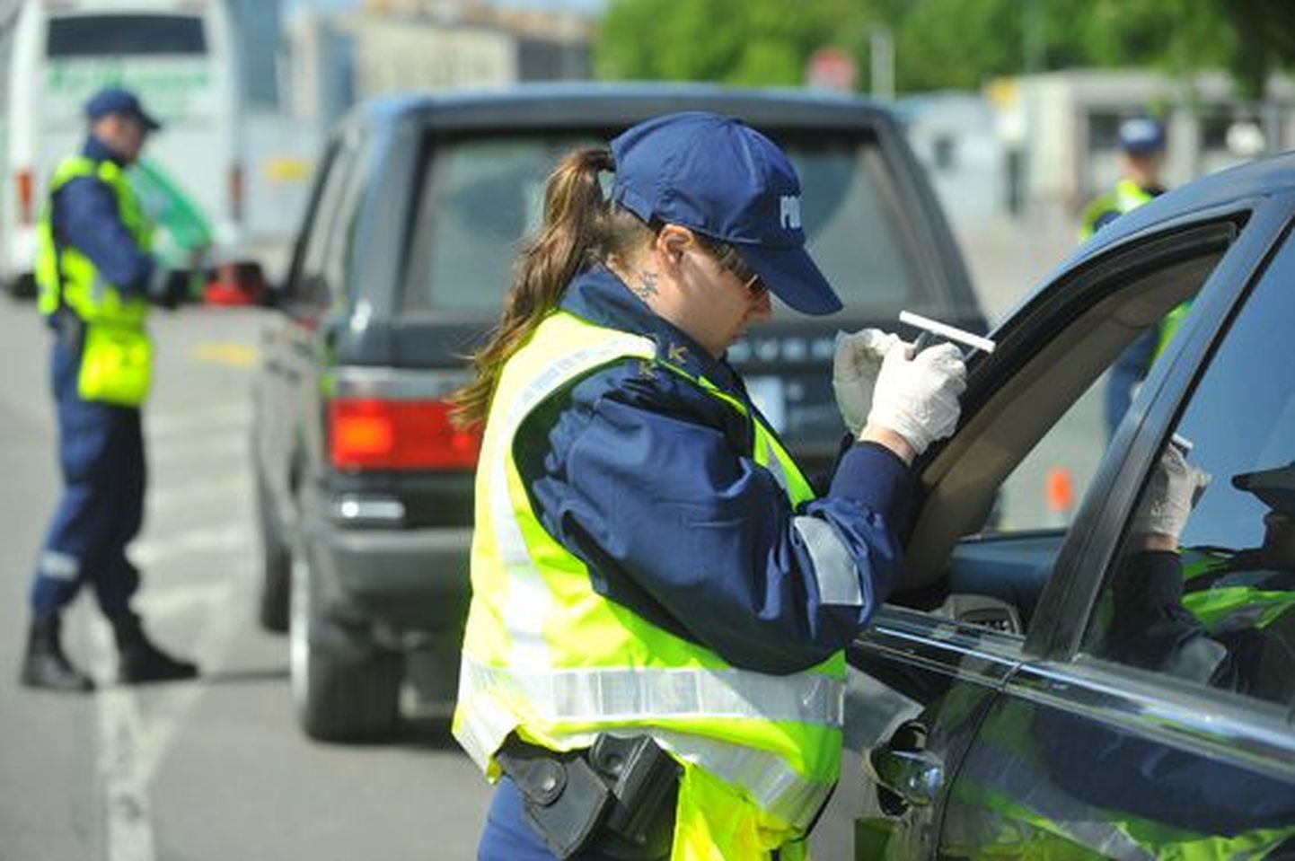 Politsei kontrollimas sõidukijuhi kainust. Foto on illustratiivne.