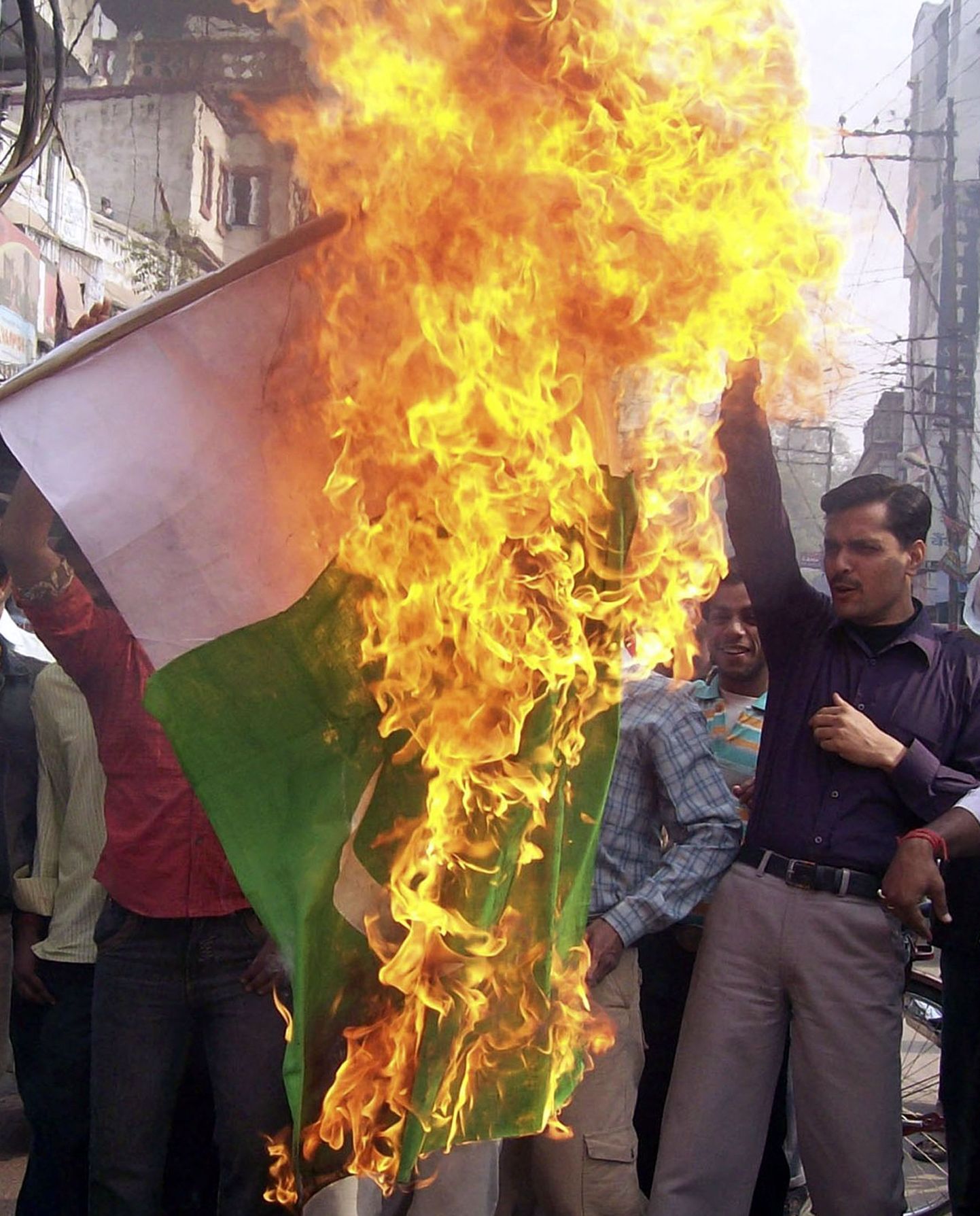 India protestijad põletamas Pakistani lippu.
