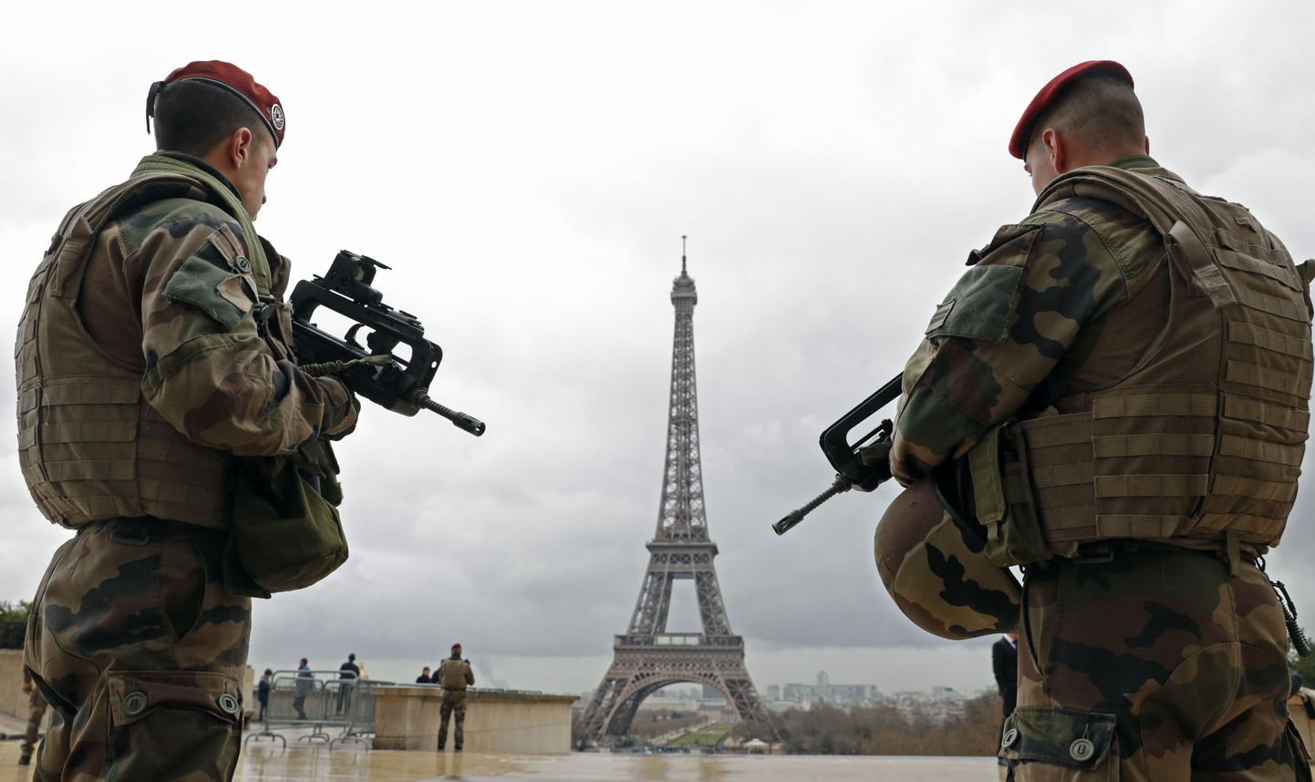 Военный патруль в Париже.