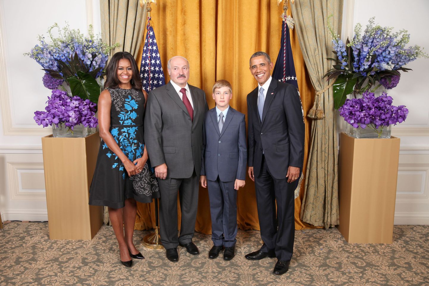 Möödunud nädalal tekitas maailma meedias kõhevust pilt, kus USA presidendipaar Michelle ja Barack Obama poseerivad koos juba 1994. aastast Valgevenet valitseva Aleksandr Lukašenka ja tema arvatavasti n-ö troonipärijaks kasvatava poja Nikolaiga.