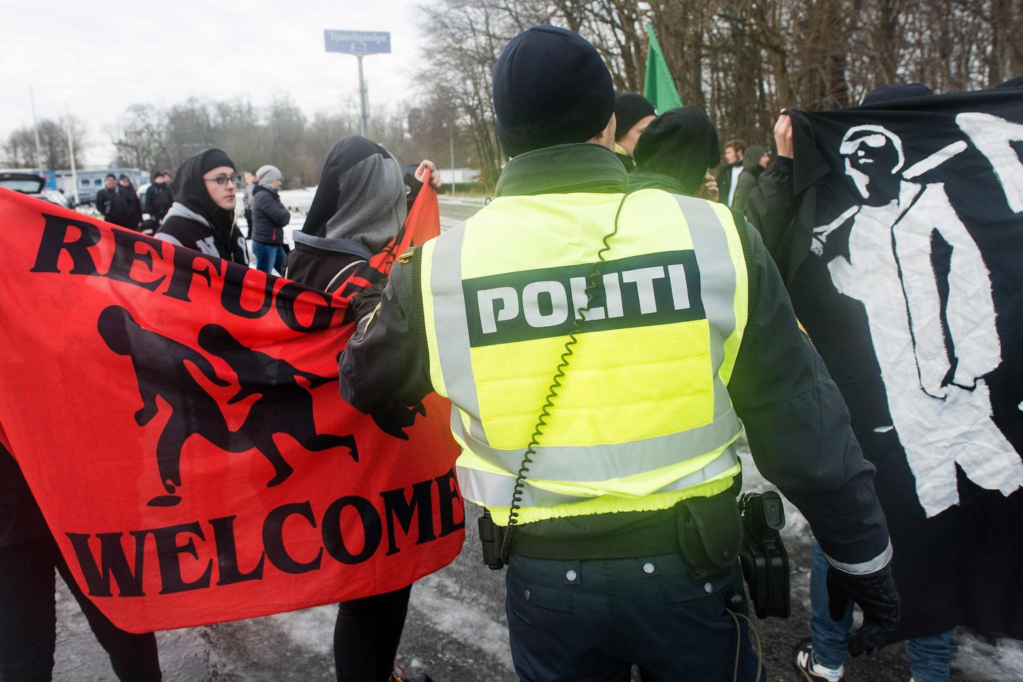 Taani politsei lahutamas immigratsioonivastaste ja -poolehoidjate vastasseisu.