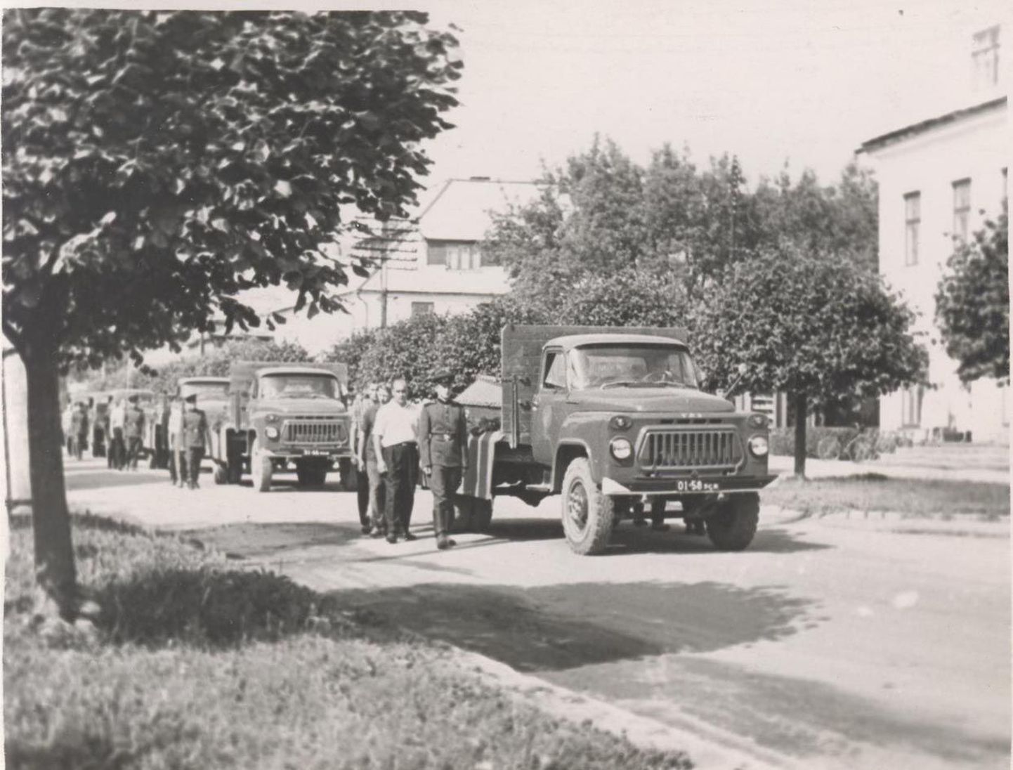 1966. aasta 9. juuli õhtupoolik. Läbi Türi linna venib pea kilomeetri pikkune auto- ja inimkolonn keskväljakult Särevere poole. Sõjaväelased, pioneerid, sõjaveteranid, toonase nomenklatuuri esindajad. Kantakse pärgi, lillekimpe. 
Eriskummaliseks muudavad rongkäigu 25 GAZ-53 veoautot, mille langetatud portedega kastid on kaetud punase kangaga. Iga masina koormaks on kaks punasesse riidesse mähitud sarka – kokku 50 puusärki.
Inimrivi peatub linna piiril. Sinna, paarikümne meetri kaugusele teest, kohta, mida järgnevate kõnede käigus nimetatakse «1941. aasta Türi kaitselahingute palavaima heitluse kohaks», on kaevatud hiigelhaud.
Kell 17.45 avab Türi Linna TSN Täitevkomitee esimees Arni Metsjõe leinamiitingu: see on  Türi lähistel 1941. aasta sõjasuvel langenud punasõdurite ümbermatmine, kelle säilmed on välja kaevatud Türi ümbrusest – Kõrgessaarest, Mäekülast ja mujalt.
EKP Paide Rajoonikomitee ja Paide Rajooni Töörahva Saadikute Nõukogu häälekandja Võitlev Sõna kirjutab: «Ühishauda sängitati 1941. a. juulikuus Türi kaitselahingutes langenud võitlejate põrmud.»
Leht kirjutasbveel sedagi, et «… 25 aastat tagasi peeti Türi lähistel sissetungivate fašistlike hordide vastu üle nädala ägedaid lahinguid, ühed ägedamad Suure Isamaasõja alguses ja noore Nõukogude Eesti territooriumil üldse. Kõrvuti Nõukogude armee regulaarvägedega astusid siin lahinguisse Läti ja Eesti hävituspataljonide võitlejad.» 
Needsamad «kaitselahingutes osalejad» suutsid eelnevalt ja taganedes põletada ja hävitada Türil ja ümbruskonna külades arvukalt elu- ja tootmishooneid, mõrvata kohalikke elanikke. Eriti jõhkrad olid läti punased (Punaarmee 8. armee 10. laskurkorpuse alluvusse viidud Läti hävituspataljon): 50st Karjaküla talust ja saunast põletasid nad maha 23 majapidamise hooned.