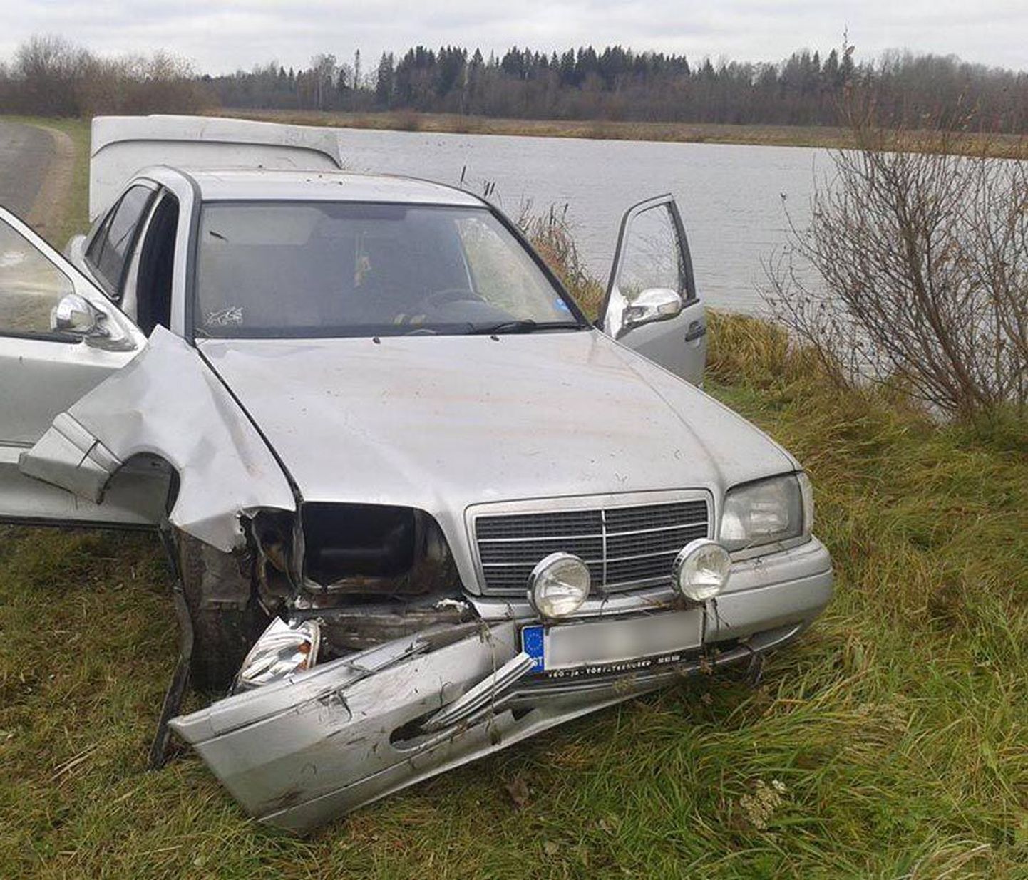 Pühapäeva hilisõhtul Sääsküla ja Aravete vahel Preediku järve kihutanud Mercedes-Benzi juht pääses vigastusteta, pildil on päästeameti töötajad auto juba järvest välja tõmmanud.