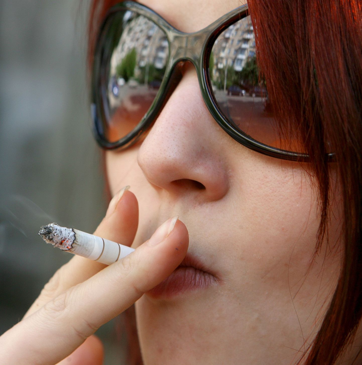 Ema kasvatab 13-aastast tütart sigarettide abil