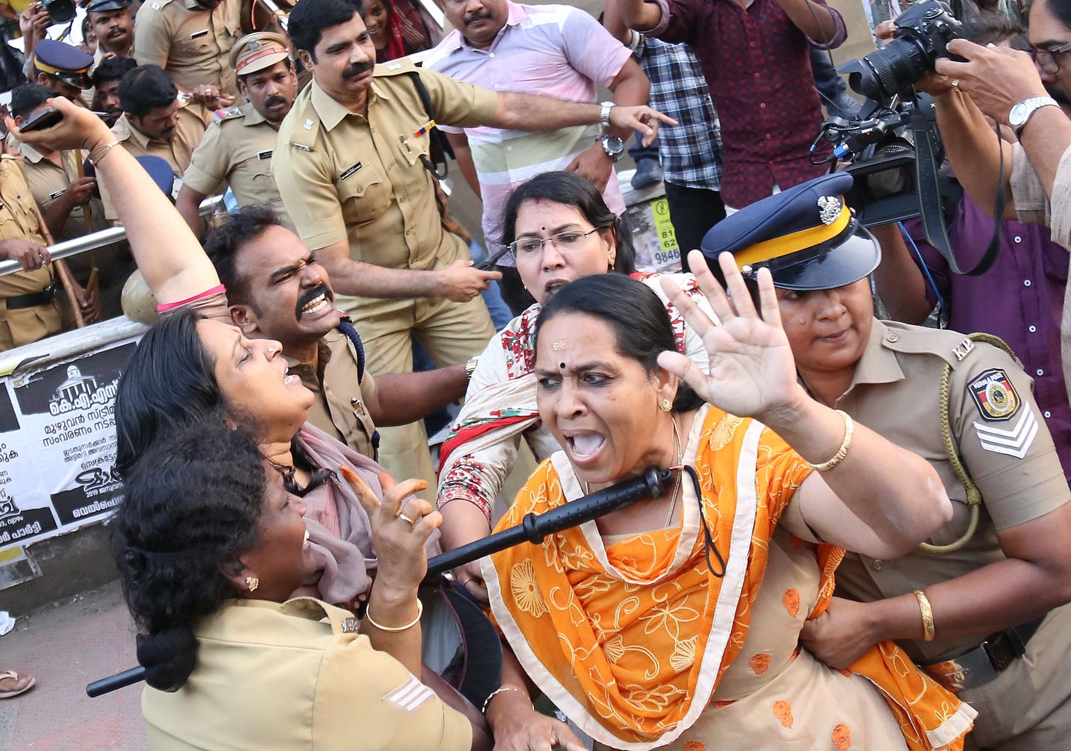 Naiste sisenemine Kerala osariigis asuvasse Sabarimala templisse vallandas kolmapäeval ulatuslikud rahutused.